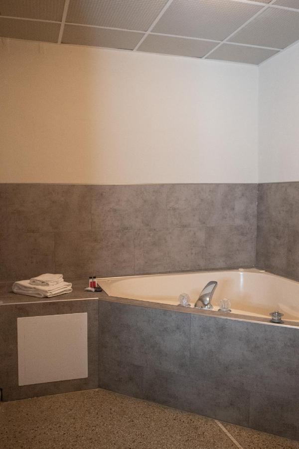 Hotel Chataura Dearborn Extérieur photo